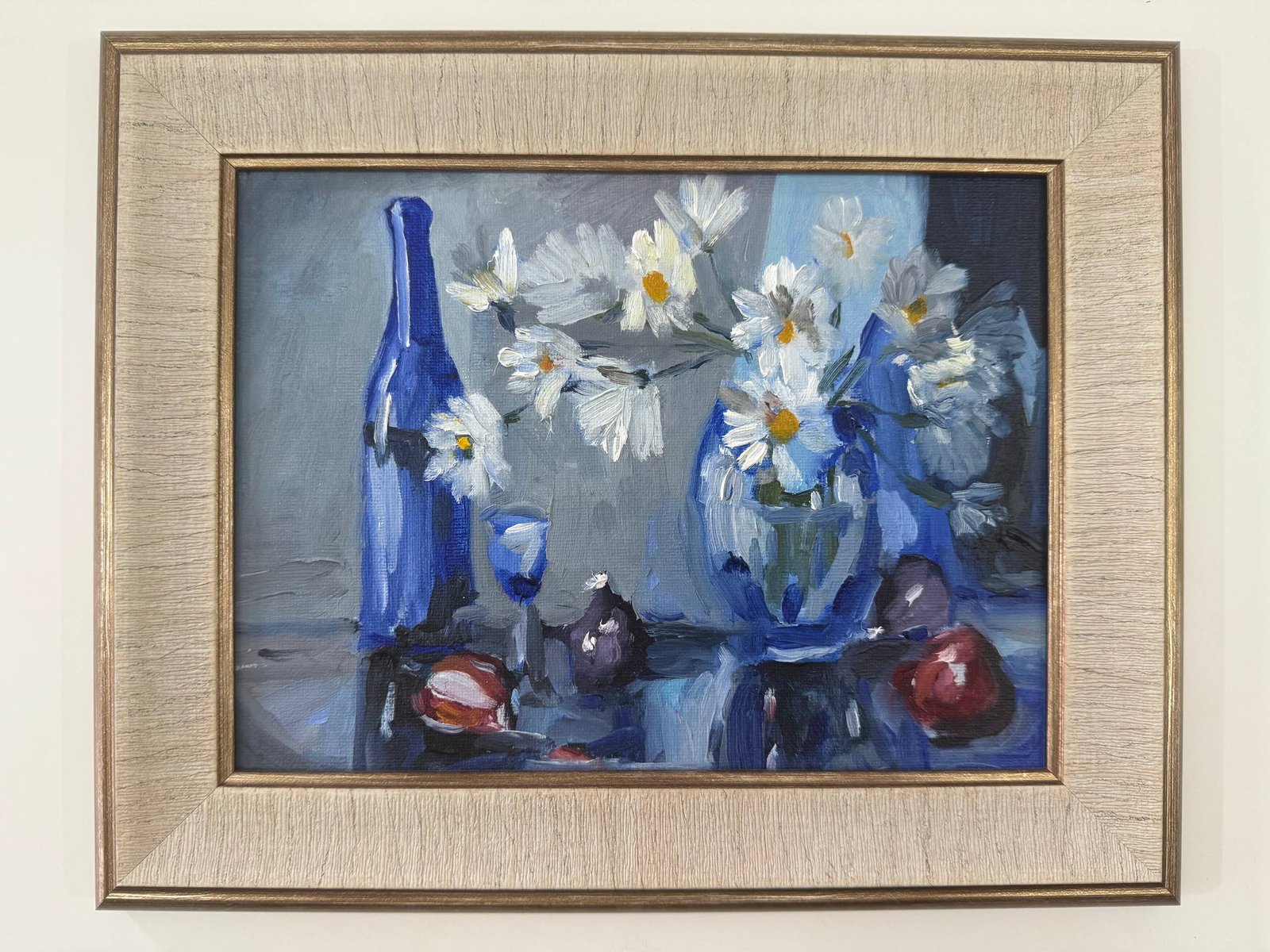 “Blue Vase Daisies” – Still Life Floral Painting by Regina Arts