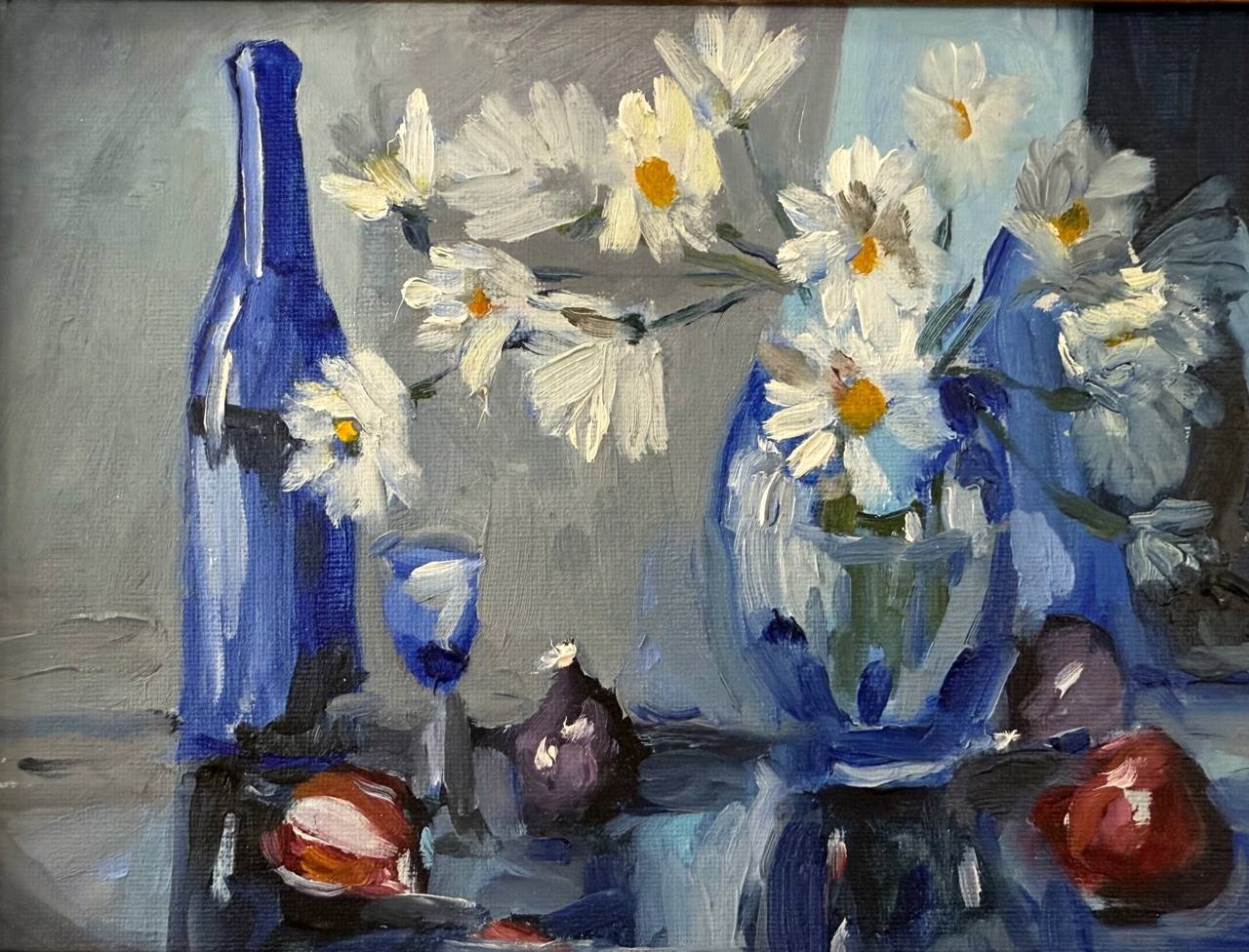 “Blue Vase Daisies” – Still Life Floral Painting by Regina Arts - Image 2